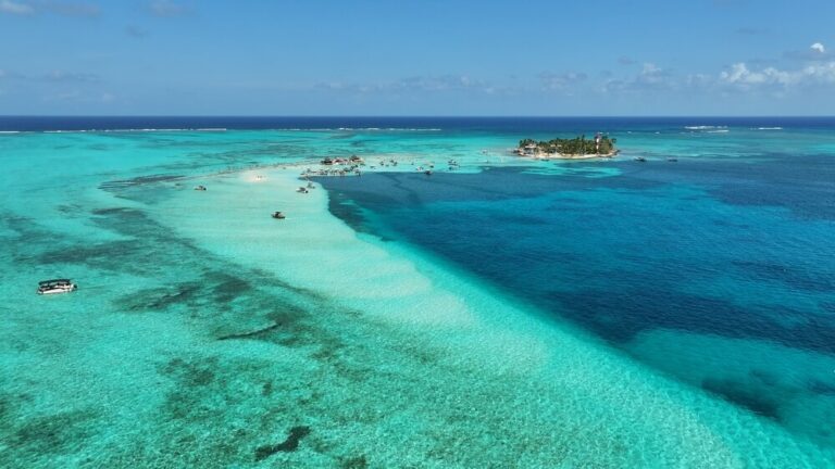 O que fazer em San Andrés? Praticar parasail para apreciar as melhores vistas do mar das sete cores