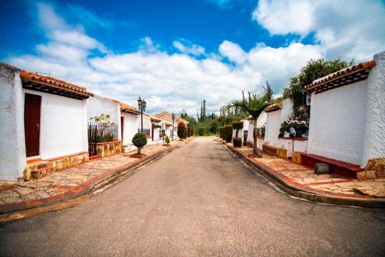 Guatavita é o berço histórico da lenda de El Dorado, onde o povo indígena Muisca realizava rituais banhando o cacique em ouro e lançando oferendas nas águas