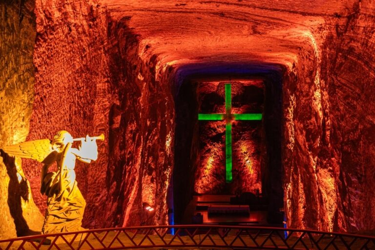 A Catedral de Sal de Zipaquirá é uma das construções mais impressionantes da Colômbia, considerada a primeira maravilha turística do país. Trata-se de um santuário católico subterrâneo totalmente esculpido à mão dentro de uma mina de sal ativa, localizada a 180 metros de profundidade.
