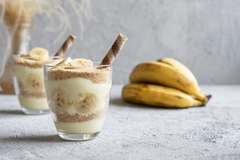 O Banana Pudding é estruturado em camadas intercaladas de um cremoso creme de baunilha, biscoitos e bananas frescas