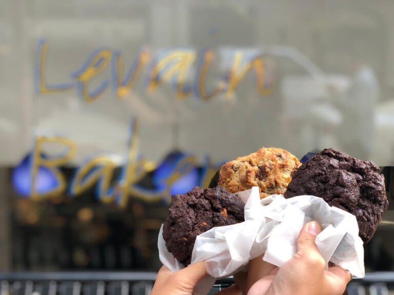 Os famosos cookies da Levain Bakery são biscoitos gigantes de Nova York.