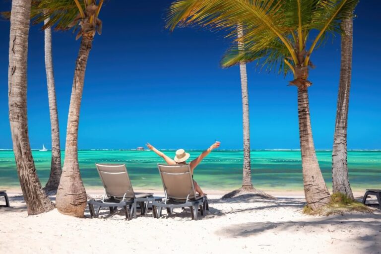 Os principais custos ocultos em Punta Cana envolvem despesas com transporte do aeroporto, gorjetas, taxas e serviços extras que não estão inclusos nos pacotes de resorts.
