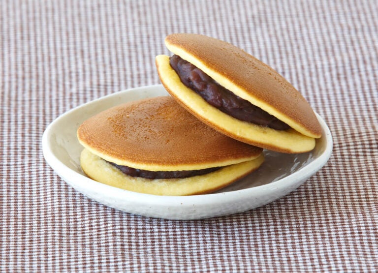 O dorayaki é um doce tradicional japonês que parece um pequeno sanduíche de panqueca fofa recheado com pasta doce de feijão azuki.