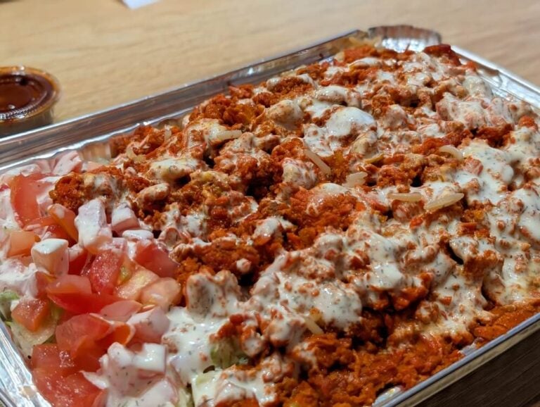 O frango ou cordeiro halal com arroz é um prato clássico e famoso da comida de rua inspirado nas culinárias do Oriente Médio.