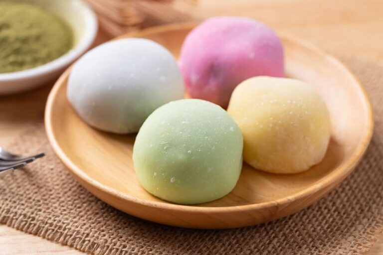 O Mochi é um bolinho de arroz japonês tradicional, feito de arroz glutinoso moído até formar uma massa macia, elástica e com textura única