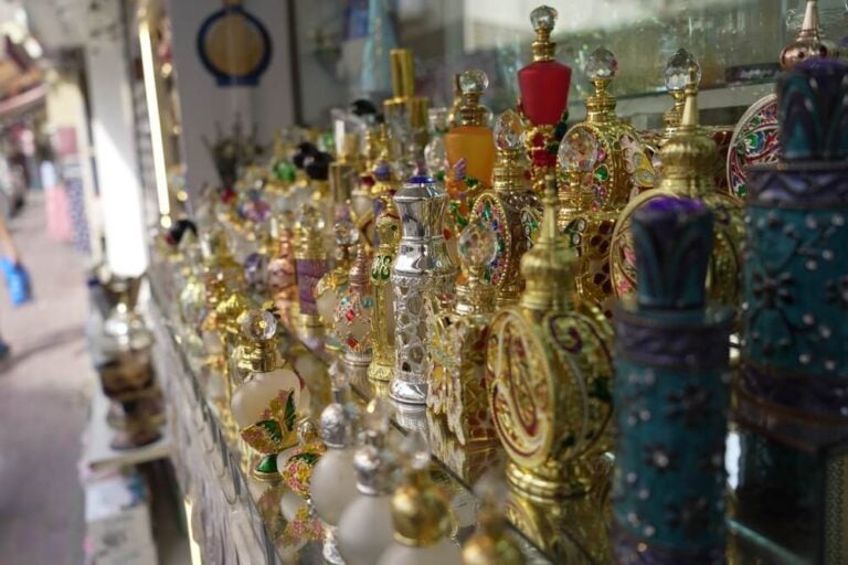 Dubai oferece opções que vão desde os tradicionais mercados populares de especiarias até boutiques ultraexclusivas em shoppings de luxo.