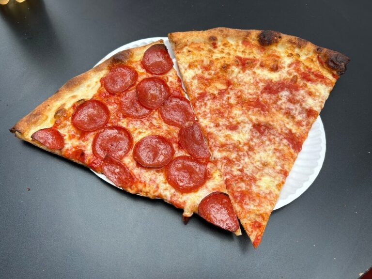 A pizza estilo nova-iorquina é famosa mundialmente por sua massa fina, grande e flexível.
