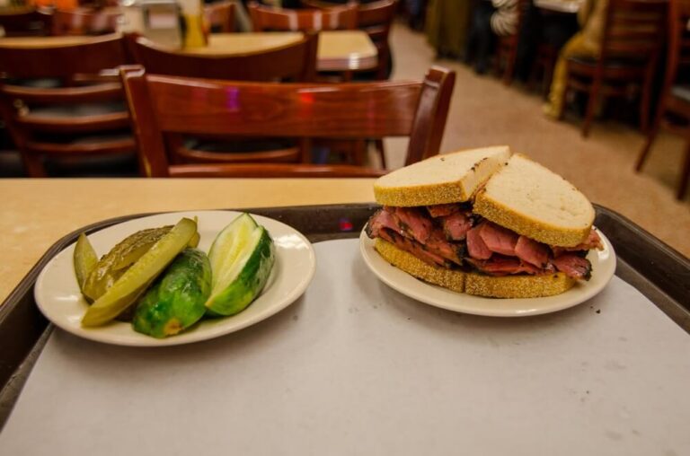 O famoso sanduíche de pastrami do Katz's Delicatessen em Nova York custa cerca de US$ 28,95 e é preparado com generosas fatias de peito bovino curado e defumado à mão.
