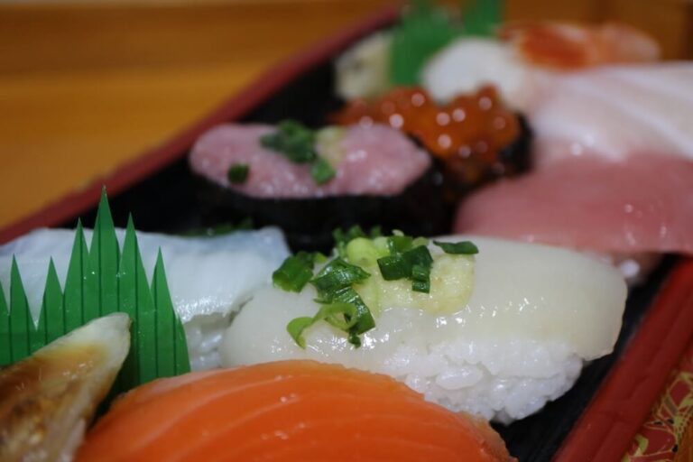 O sushi no Japão é um prato versátil que varia desde opções rápidas e baratas em supermercados ou redes de esteira até experiências refinadas com o chef (omakase)