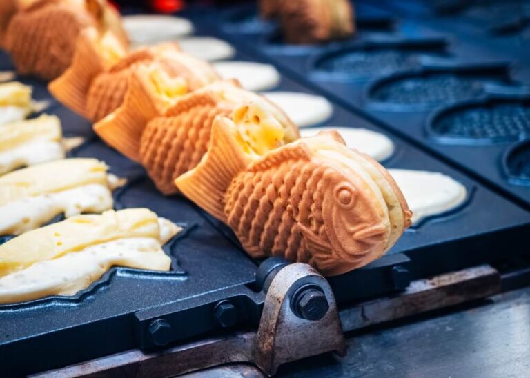 O taiyaki é um bolinho tradicional japonês em formato de peixe, feito com uma massa parecida com a de waffle ou panqueca, assado em moldes de metal e recheado.