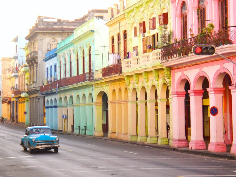 Para ver as famosas casas e edifícios coloridos de Havana, o melhor passeio é caminhar a pé ou fazer um tour guiado pelas ruas do centro histórico e bairros culturais da capital cubana