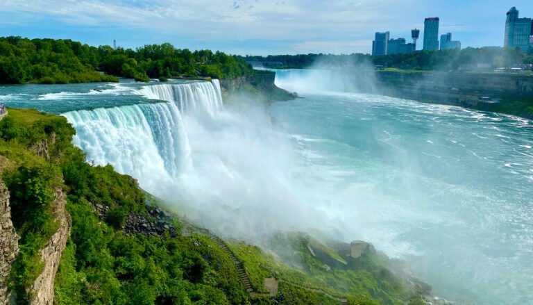 As Cataratas do Niágara, são um dos cartões-postais mais famosos do mundo.