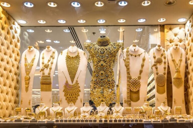 Para comprar ouro em Dubai com segurança e economia, o melhor ponto de partida é visitar o tradicional mercado Gold Souk localizado no bairro de Deira