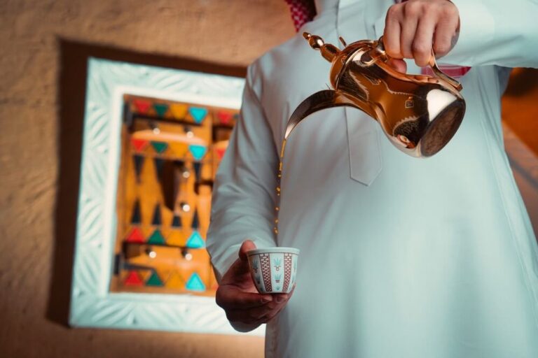 Dubai é um paraíso global para os amantes de café, oferecendo desde torrefações artesanais locais de specialty coffee até experiências luxuosas de cafeterias boutique