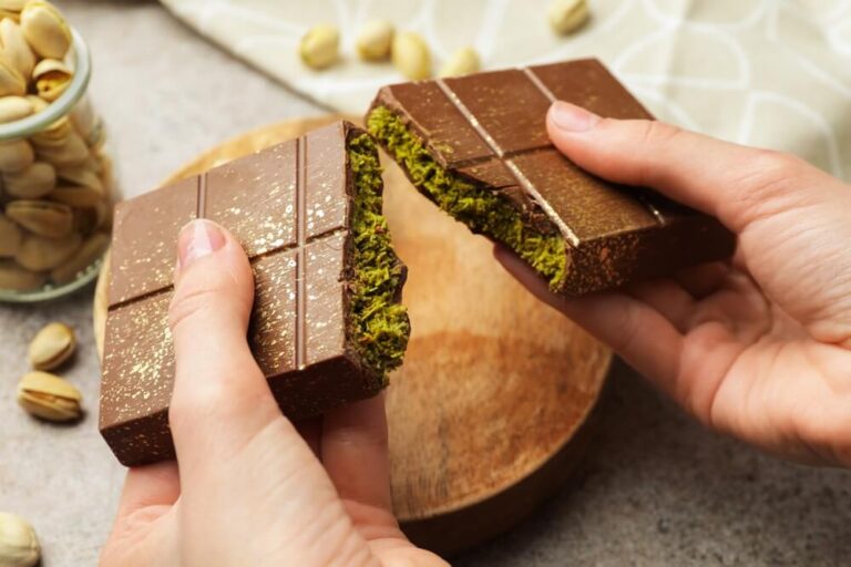 Dubai tornou-se um dos principais destinos do mundo para os amantes de chocolate, oferecendo desde marcas de luxo internacionais até o famoso chocolate viral de Dubai.
