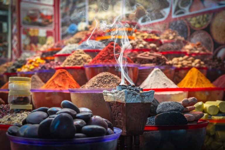 Em Dubai o incenso tradicional da região não é em vareta, mas sim o Bakhoor (lascas de madeira perfumadas embebidas em óleos essenciais) e o Oud (resina pura da madeira de agar).