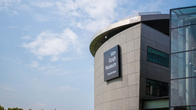 O Museu Van Gogh, localizado na Praça dos Museus de Amsterdã, abriga a maior coleção de obras do artista no mundo.
