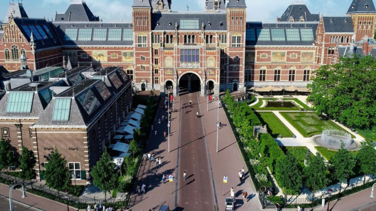 A arquitetura neorrenascentista do Rijksmuseum faz dele um dos edifícios mais emblemáticos de Amsterdã.