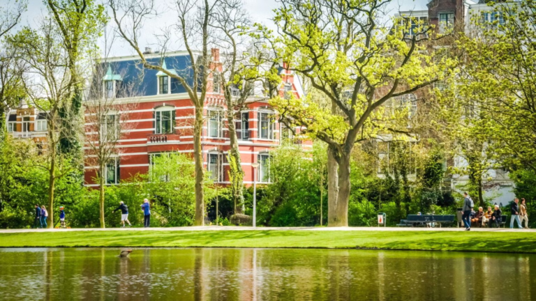 Faça uma pausa e aproveite o sol no Vondelpark, um amplo parque na região central de Amsterdã.