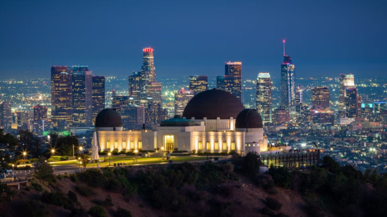 O famoso Observatório Griffith oferece vistas panorâmicas de Los Angeles.