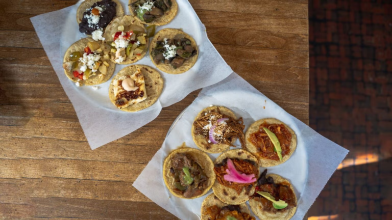 Para provar sabores mais autênticos, escolha os tacos que os moradores costumam comer, em vez das versões voltadas aos turistas.