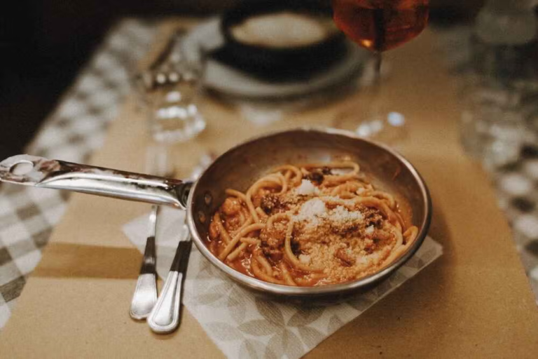 A massa all’amatriciana é uma das especialidades de Roma servidas como primo, o primeiro prato da refeição. Crédito: Shutterstock