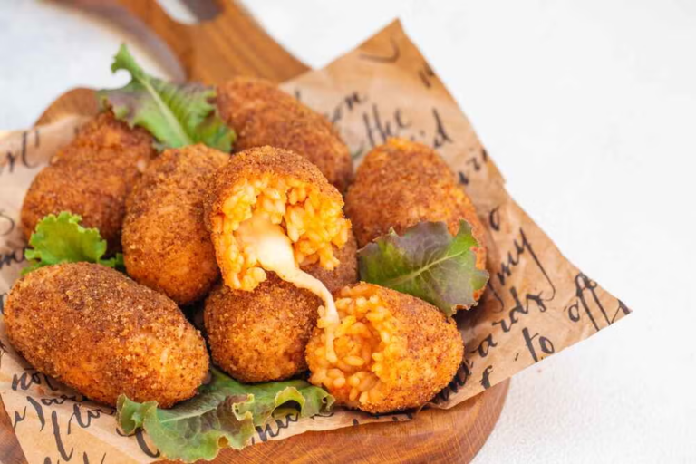 O supplì, um bolinho de arroz frito recheado com muçarela, é um lanche muito apreciado em Roma. Crédito: Shutterstock