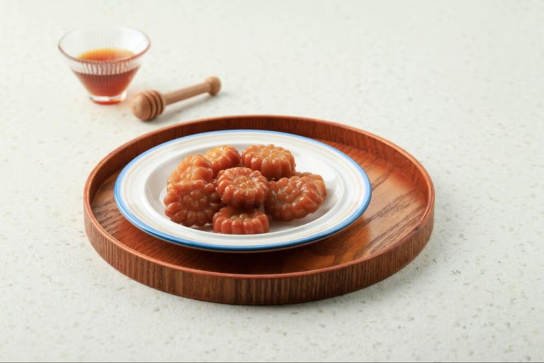 O yakgwa é um biscoito coreano preparado com mel e óleo de gergelim. Crédito: Shutterstock
