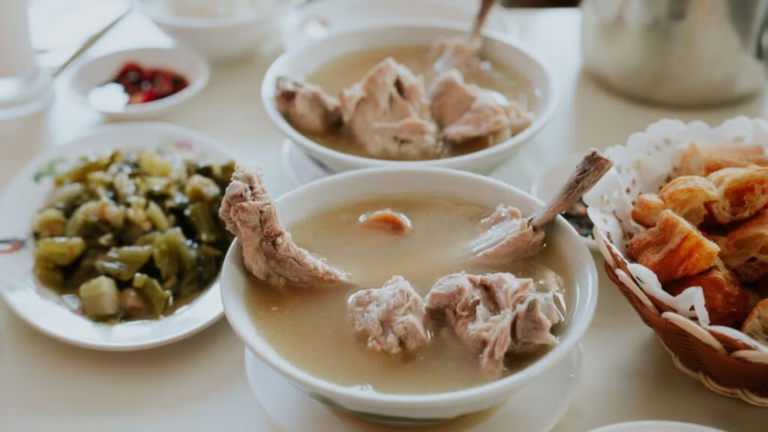 O prato reconfortante preferido de Violet: sopa de costela suína com bastante pimenta, servida com arroz branco.