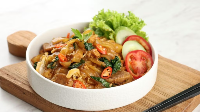 Nas barracas de comida, procure o char kway teow preparado na wok com linguiça chinesa e broto de feijão.