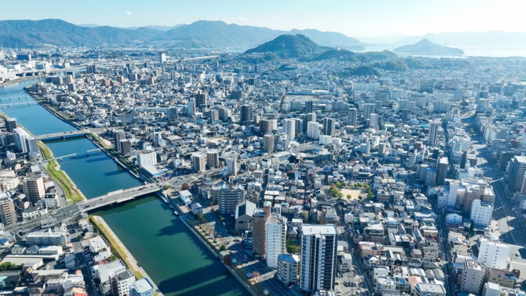 Vista de Hiroshima, cidade marcada pela memória e pela reconstrução.