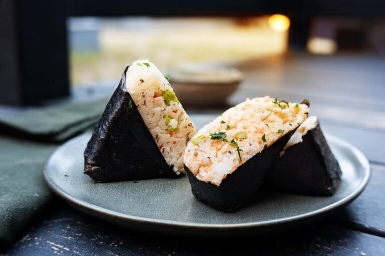 O onigiri (também chamado de omusubi) é o lanche mais tradicional, prático e popular do Japão.