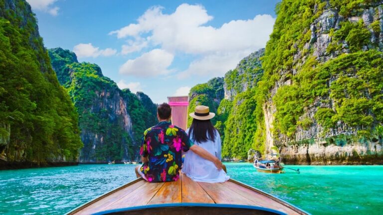 Passeio de barco em Phuket, Tailândia.