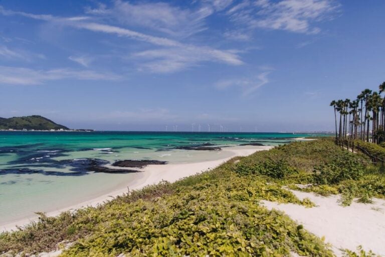 Na ilha de Jeju, você pode aproveitar as praias