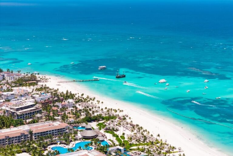 A baixa temporada em Punta Cana ocorre entre maio e novembro, período em que você encontra preços mais baixos e passagens mais acessíveis.