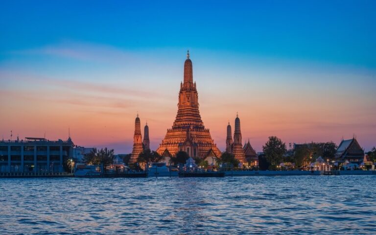 Bangkok é famosa por combinar templos budistas seculares, arranha-céus modernos e uma rica culinária de rua.