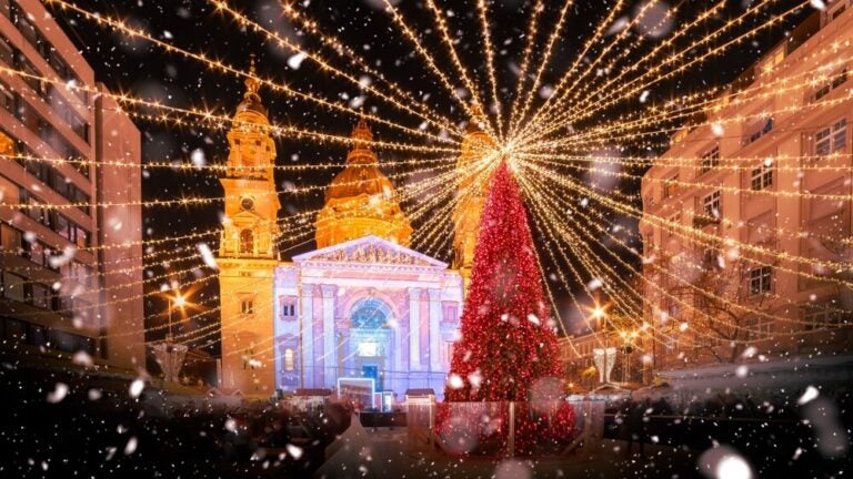 O Advent Basilica Christmas Market em Budapeste fica na Szent István Square, em frente à Basílica de Santo Estêvão