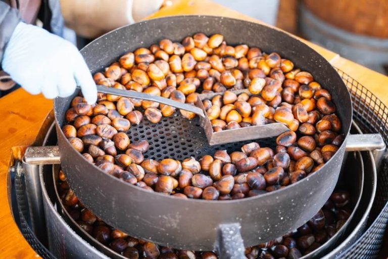 Comer castanhas assadas é uma tradição clássica e profundamente enraizada na cultura galega e ibérica durante o inverno.