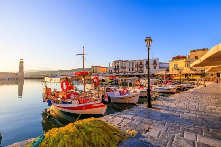 Creta é a maior e mais populosa ilha da Grécia, localizada no sul do Mar Egeu, famosa por ser o berço da antiga civilização minoica