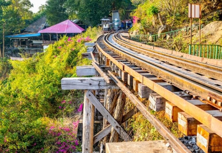 O Death Railway é uma linha ferroviária de 415 km construída para ligar Ban Pong a Thanbyuzayat.