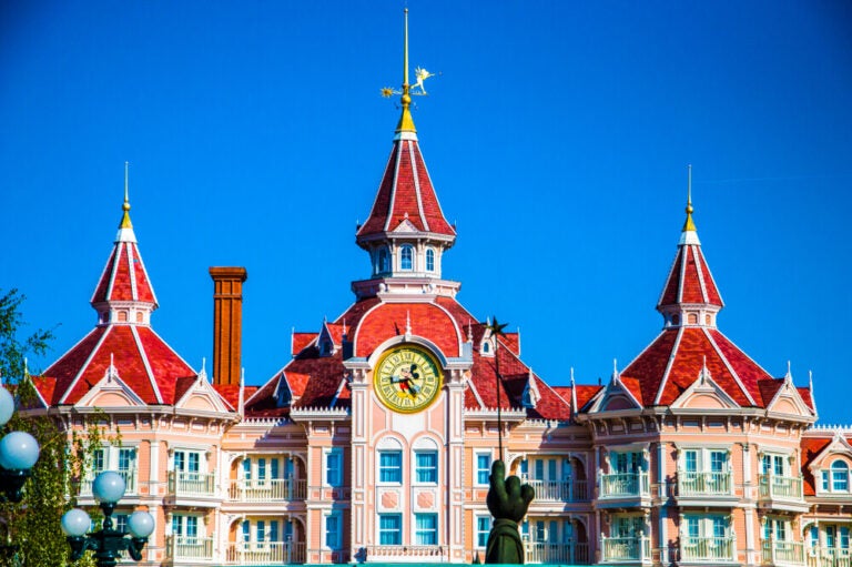 A Disneyland Paris é um dos primeiros lugares a encher quando começam as férias de outono.