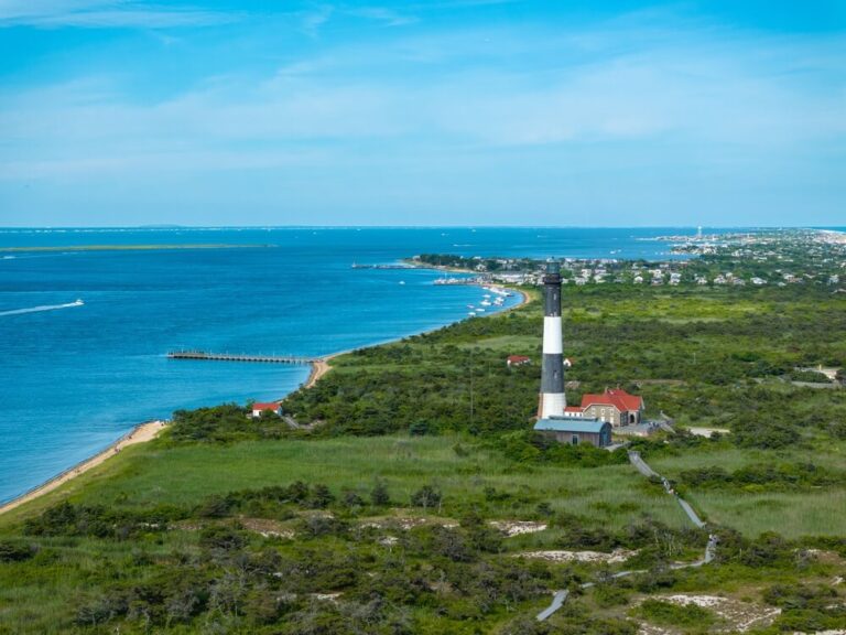 Ir para Fire Island é a melhor escolha para fugir do ritmo acelerado de Nova York e curtir praias de águas limpas e um ambiente totalmente relaxante.
