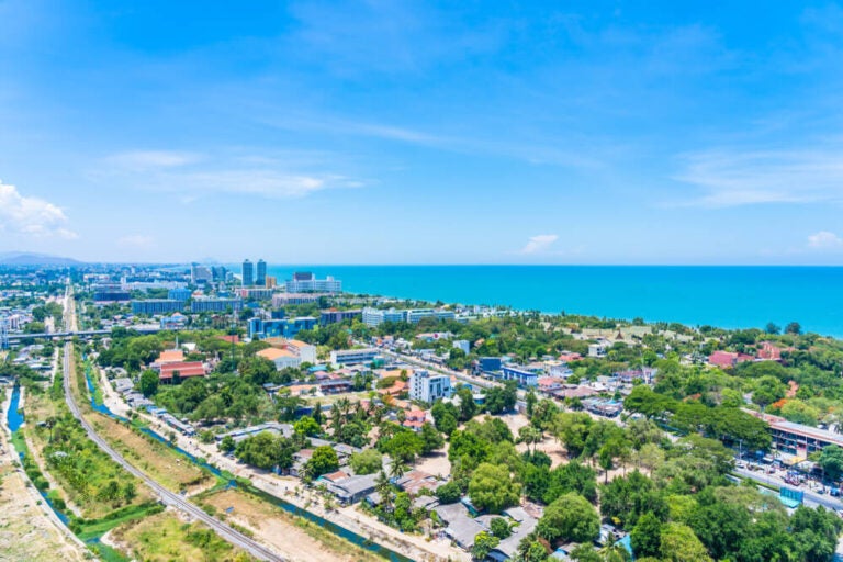 Hua Hin é um tradicional destino litorâneo na Tailândia, a uma distância de carro de 3 a 4 horas.