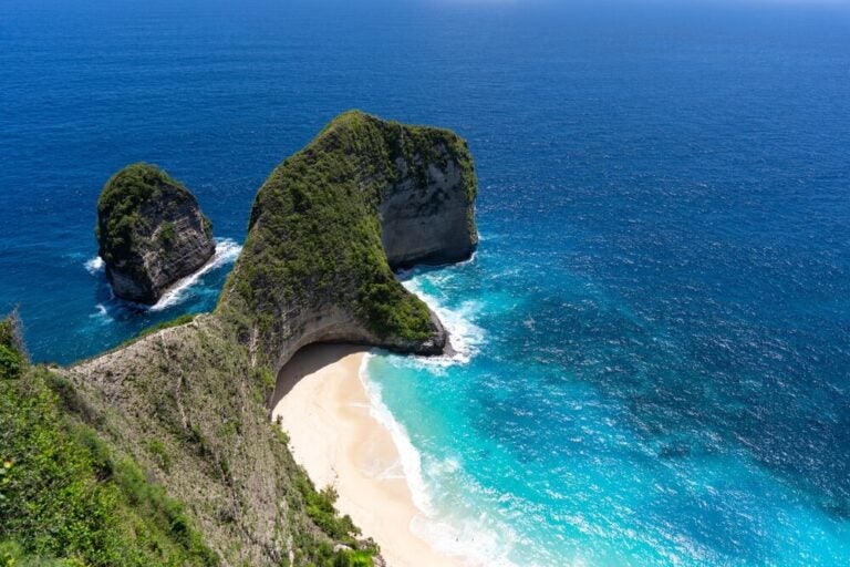 A Ilha de Nusa Penida é conhecida por suas falésias dramáticas, praias de águas cristalinas e natureza rústica.