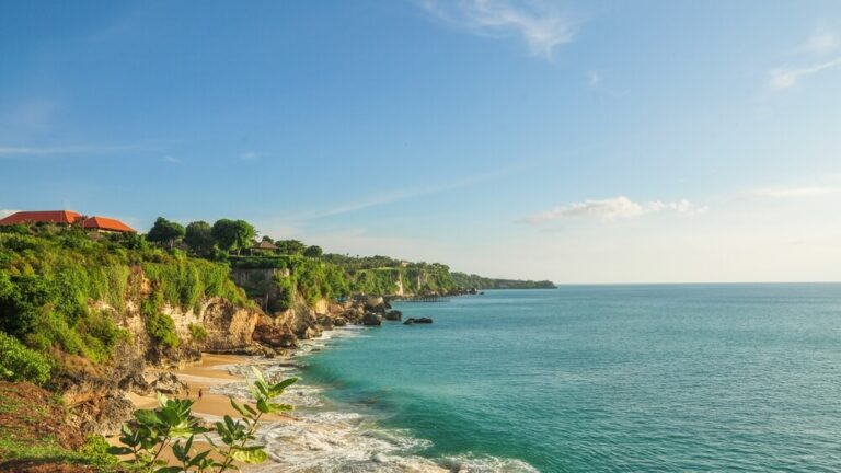 Jimbaran é famosa por suas praias de águas calmas, pores do sol espetaculares e jantares românticos de frutos do mar com os pés na areia.