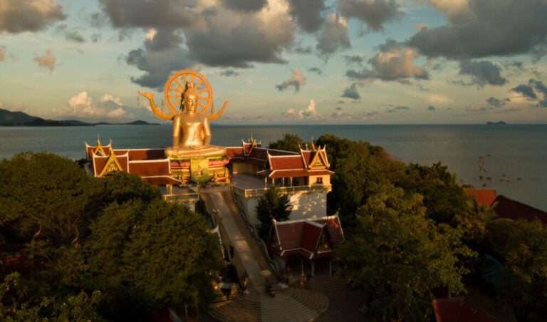 O Wat Phra Yai, conhecido como o Templo do Grande Buda, é um dos templos budistas mais famosos da Tailândia