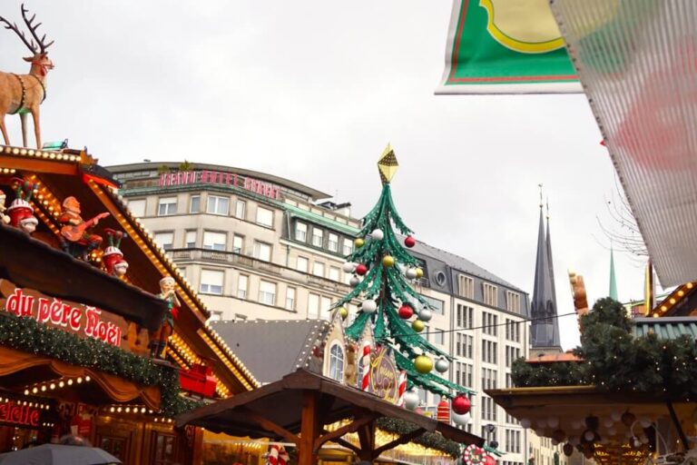 Nos mercados de Natal do Luxemburgo, poderá saborear pratos sazonais e desfrutar de atrações e compras de artesanato
