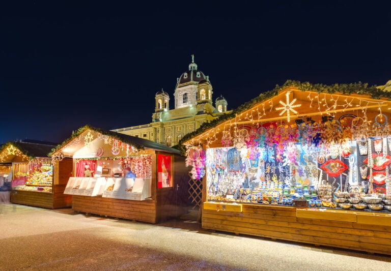 Os Mercados de Natal de Viena reúnem centenas de barracas com artesanato, comidas típicas e o tradicional vinho quente (Glühwein)
