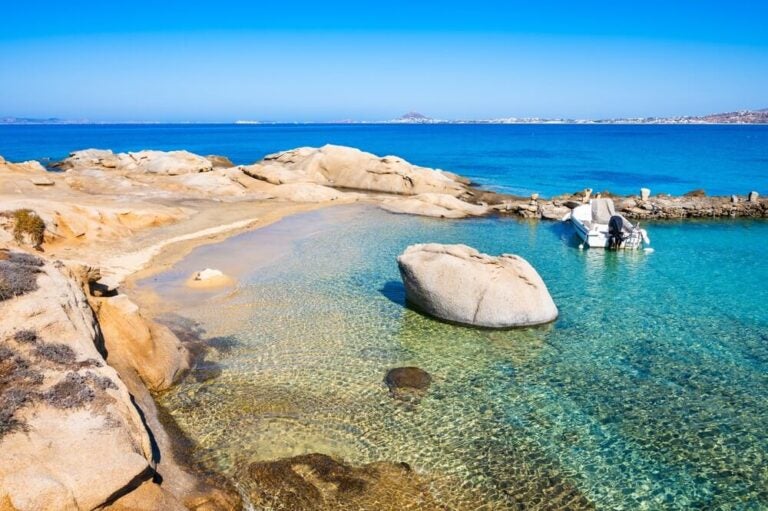 A ilha de Naxos é conhecida por combinar praias de águas cristalinas, vilarejos tradicionais e uma rica herança mitológica e histórica.