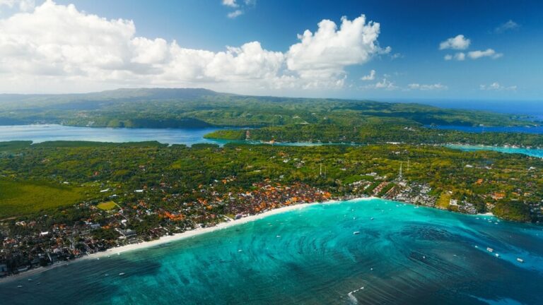 Nusa Lembongan é famosa por suas águas cristalinas, praias paradisíacas e excelente infraestrutura para mergulho e snorkeling.